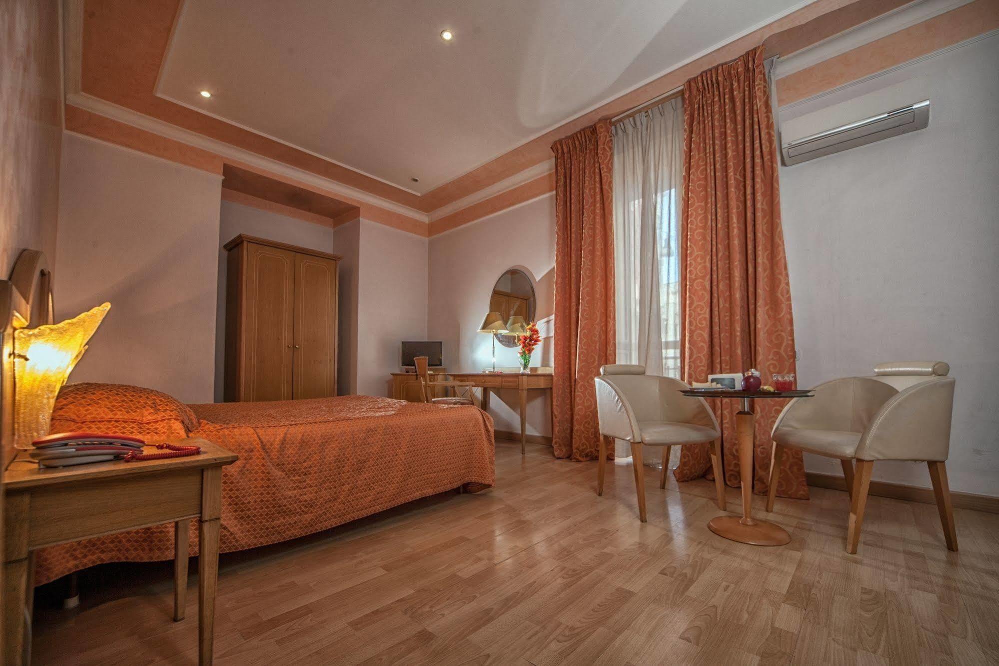 Hotel La Pace Naples Bilik gambar